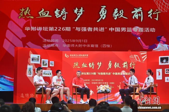 中新社记者, OXWBt, 右二