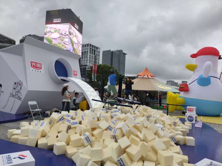 舞狮巡游表, 华和, 营造出都市